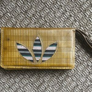 Handmade Textured Leather Wristlet Wallet with Three Leaf InlayDetail.